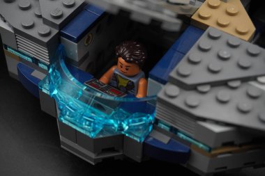 Lego uzay gemisinin kokpitinde küçük bir erkek figürü.