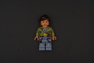 Lego minyatür kadın Star Wars karakteri saçları bağlı ve siyah arkaplan