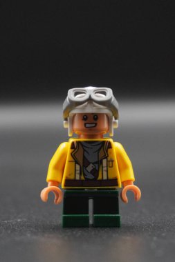 Lego minyatür çocuk Star Wars karakteri uçak kaskı ve siyah arka plan giyiyor.