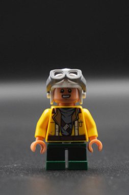 Lego minyatür çocuk Star Wars karakteri uçak kaskı ve siyah arka plan giyiyor.
