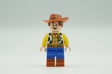 Oyuncak Hikayesi 'ndeki beyaz arkaplan Woody Lego minyatürü.
