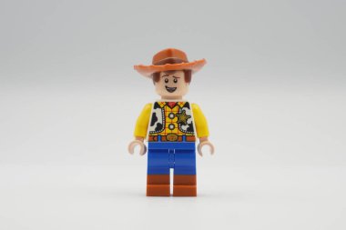 Oyuncak Hikayesi 'ndeki beyaz arkaplan Woody Lego minyatürü.