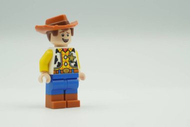 Oyuncak Hikayesi 'ndeki beyaz arkaplan Woody Lego minyatürü.