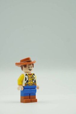 Oyuncak Hikayesi 'ndeki beyaz arkaplan Woody Lego minyatürü.