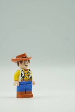 Oyuncak Hikayesi 'ndeki beyaz arkaplan Woody Lego minyatürü.