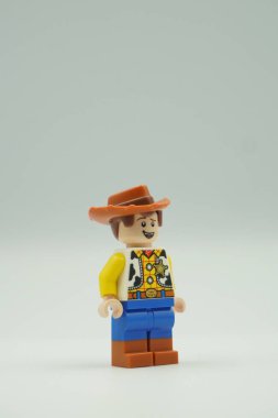 Oyuncak Hikayesi 'ndeki beyaz arkaplan Woody Lego minyatürü.