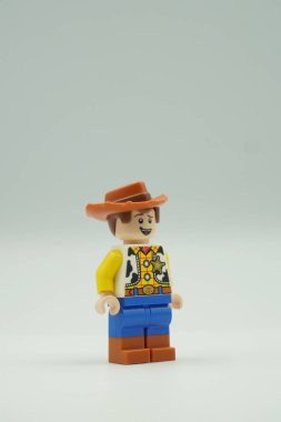 Oyuncak Hikayesi 'ndeki beyaz arkaplan Woody Lego minyatürü.