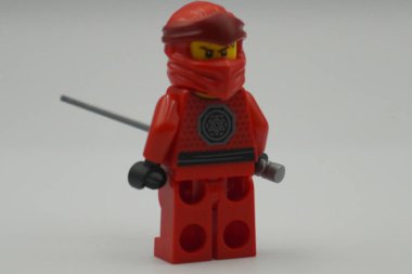 Lego minyatür ninjalar kırmızı tuğlalar beyaz arka planlı oyuncak