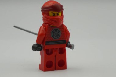 Lego minyatür ninjalar kırmızı tuğlalar beyaz arka planlı oyuncak