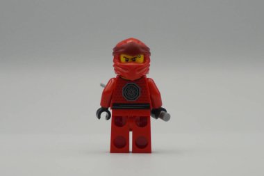 Lego minyatür ninjalar kırmızı tuğlalar beyaz arka planlı oyuncak