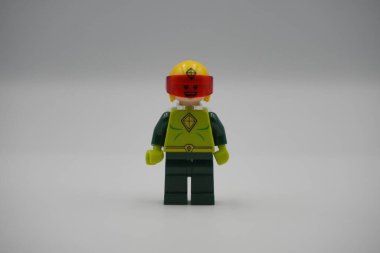 Başkentteki süper kahramanlar filminden Lego minyatür Uçurtma Adam beyaz arka planlı kask takıyor.