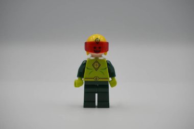 Başkentteki süper kahramanlar filminden Lego minyatür Uçurtma Adam beyaz arka planlı kask takıyor.