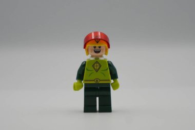 Başkentteki süper kahramanlar filminden Lego minyatür Uçurtma Adam beyaz arka planlı kask takıyor.