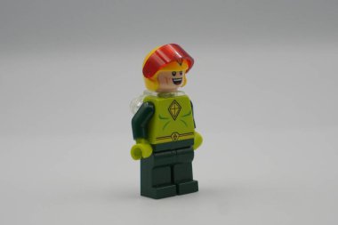 Başkentteki süper kahramanlar filminden Lego minyatür Uçurtma Adam beyaz arka planlı kask takıyor.