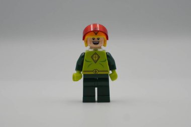 Başkentteki süper kahramanlar filminden Lego minyatür Uçurtma Adam beyaz arka planlı kask takıyor.