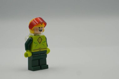 Başkentteki süper kahramanlar filminden Lego minyatür Uçurtma Adam beyaz arka planlı kask takıyor.