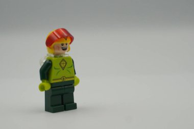 Başkentteki süper kahramanlar filminden Lego minyatür Uçurtma Adam beyaz arka planlı kask takıyor.