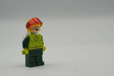 Başkentteki süper kahramanlar filminden Lego minyatür Uçurtma Adam beyaz arka planlı kask takıyor.