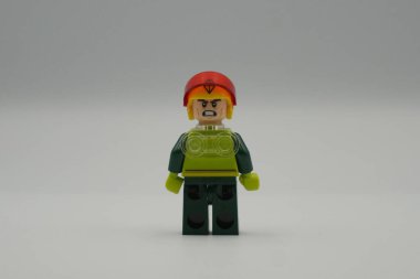 Başkentteki süper kahramanlar filminden Lego minyatür Uçurtma Adam beyaz arka planlı kask takıyor.