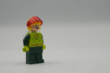 Başkentteki süper kahramanlar filminden Lego minyatür Uçurtma Adam beyaz arka planlı kask takıyor.