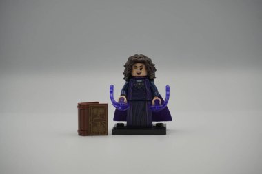 Marvel Tuğla Oyuncak 'tan Agatha Harkness' ın lego figürü. Beyaz arka planda.