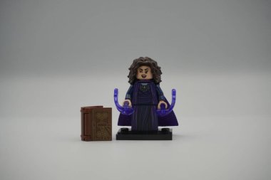 Marvel Tuğla Oyuncak 'tan Agatha Harkness' ın lego figürü. Beyaz arka planda.