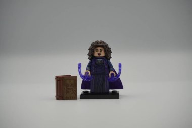Marvel Tuğla Oyuncak 'tan Agatha Harkness' ın lego figürü. Beyaz arka planda.