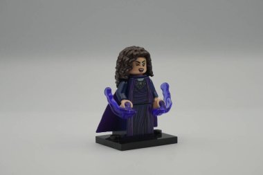 Marvel Tuğla Oyuncak 'tan Agatha Harkness' ın lego figürü. Beyaz arka planda.