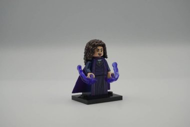 Marvel Tuğla Oyuncak 'tan Agatha Harkness' ın lego figürü. Beyaz arka planda.