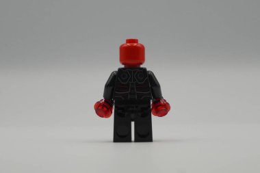DC 'den Lego minyatür Demir Kafatası beyaz arka planlı oyuncak tuğlalar