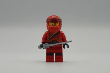 Lego minyatür ninjalar kırmızı tuğlalar beyaz arka planlı oyuncak