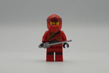 Lego minyatür ninjalar kırmızı tuğlalar beyaz arka planlı oyuncak