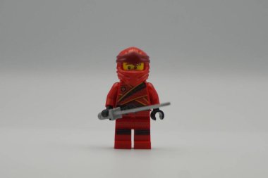 Lego minyatür ninjalar kırmızı tuğlalar beyaz arka planlı oyuncak