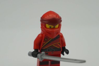 Lego minyatür ninjalar kırmızı tuğlalar beyaz arka planlı oyuncak