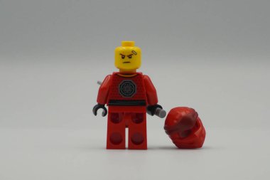 Lego minyatür ninjalar kırmızı tuğlalar beyaz arka planlı oyuncak