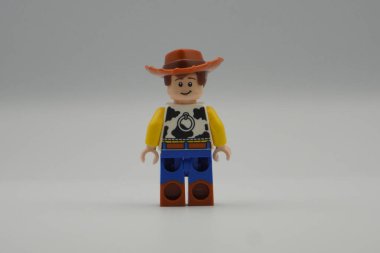 Oyuncak Hikayesi 'ndeki beyaz arkaplan Woody Lego minyatürü.