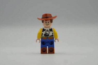 Oyuncak Hikayesi 'ndeki beyaz arkaplan Woody Lego minyatürü.