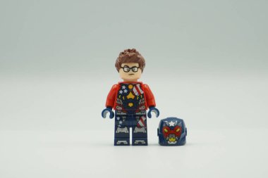 Lego mini figürü Justin Hammer beyaz arka planda kırmızı ve mavi kostümlü oyuncağı tuğlalar