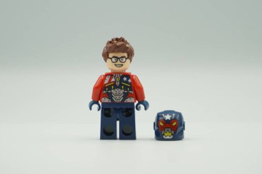 Lego mini figürü Justin Hammer beyaz arka planda kırmızı ve mavi kostümlü oyuncağı tuğlalar