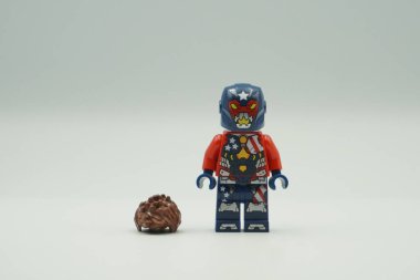 Lego mini figürü Justin Hammer beyaz arka planda kırmızı ve mavi kostümlü oyuncağı tuğlalar