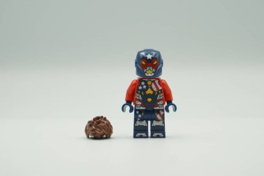 Lego mini figürü Justin Hammer beyaz arka planda kırmızı ve mavi kostümlü oyuncağı tuğlalar