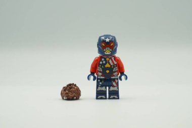 Lego mini figürü Justin Hammer beyaz arka planda kırmızı ve mavi kostümlü oyuncağı tuğlalar