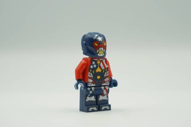 Lego mini figürü Justin Hammer beyaz arka planda kırmızı ve mavi kostümlü oyuncağı tuğlalar