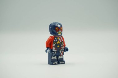 Lego mini figürü Justin Hammer beyaz arka planda kırmızı ve mavi kostümlü oyuncağı tuğlalar