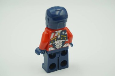 Lego mini figürü Justin Hammer beyaz arka planda kırmızı ve mavi kostümlü oyuncağı tuğlalar