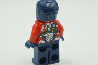 Lego mini figürü Justin Hammer beyaz arka planda kırmızı ve mavi kostümlü oyuncağı tuğlalar