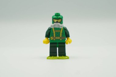 Lego mini figürü Hidrodalgıç yeşil gövdeli oyuncağı tuğlalar ve beyaz arka planda dalış kıyafeti