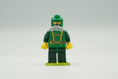 Lego mini figürü Hidrodalgıç yeşil gövdeli oyuncağı tuğlalar ve beyaz arka planda dalış kıyafeti