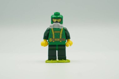 Lego mini figürü Hidrodalgıç yeşil gövdeli oyuncağı tuğlalar ve beyaz arka planda dalış kıyafeti