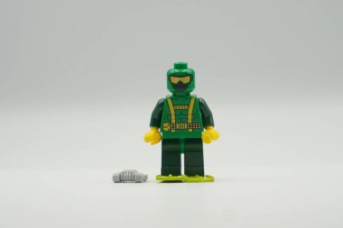 Lego mini figürü Hidrodalgıç yeşil gövdeli oyuncağı tuğlalar ve beyaz arka planda dalış kıyafeti